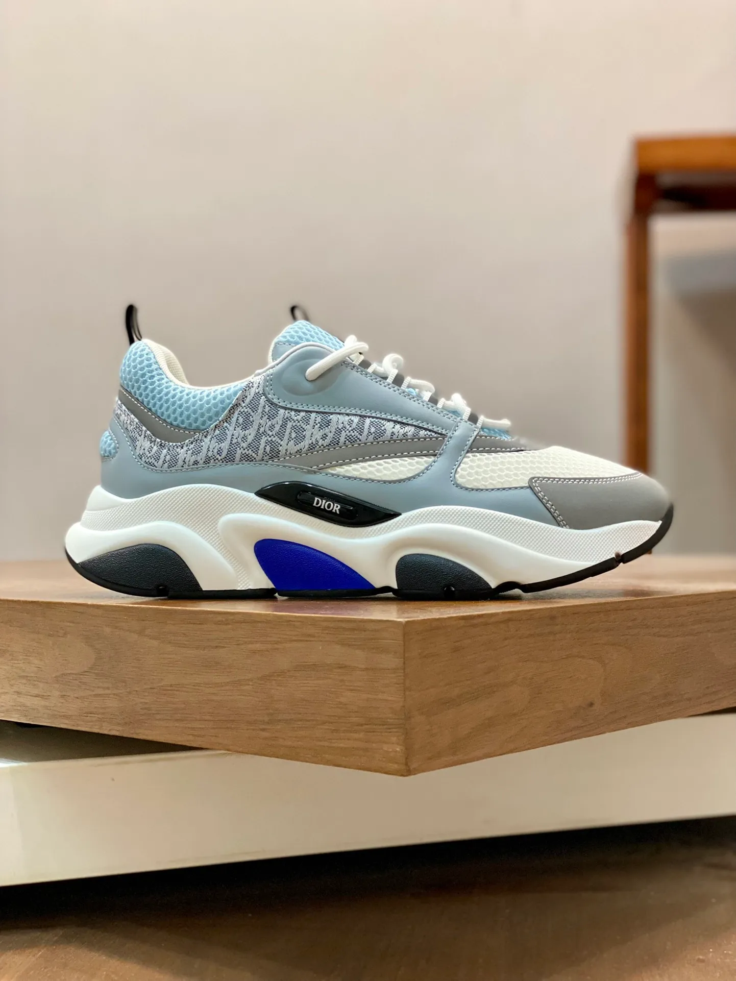 Factory price: 500💰 Dior B22 men's jogging fashion sneakers. This item draws inspiration from retro jogging shoes. It adopts a thick low-top design, with an upper made of leather and mesh fabric, and a black and white engraved rubber sole. The side is decorated with an embossed "Di~r" logo. Code number: 38-45 (38, 45, 46 can be customized)